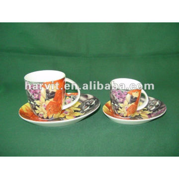 Tazas de café y platillos de porcelana